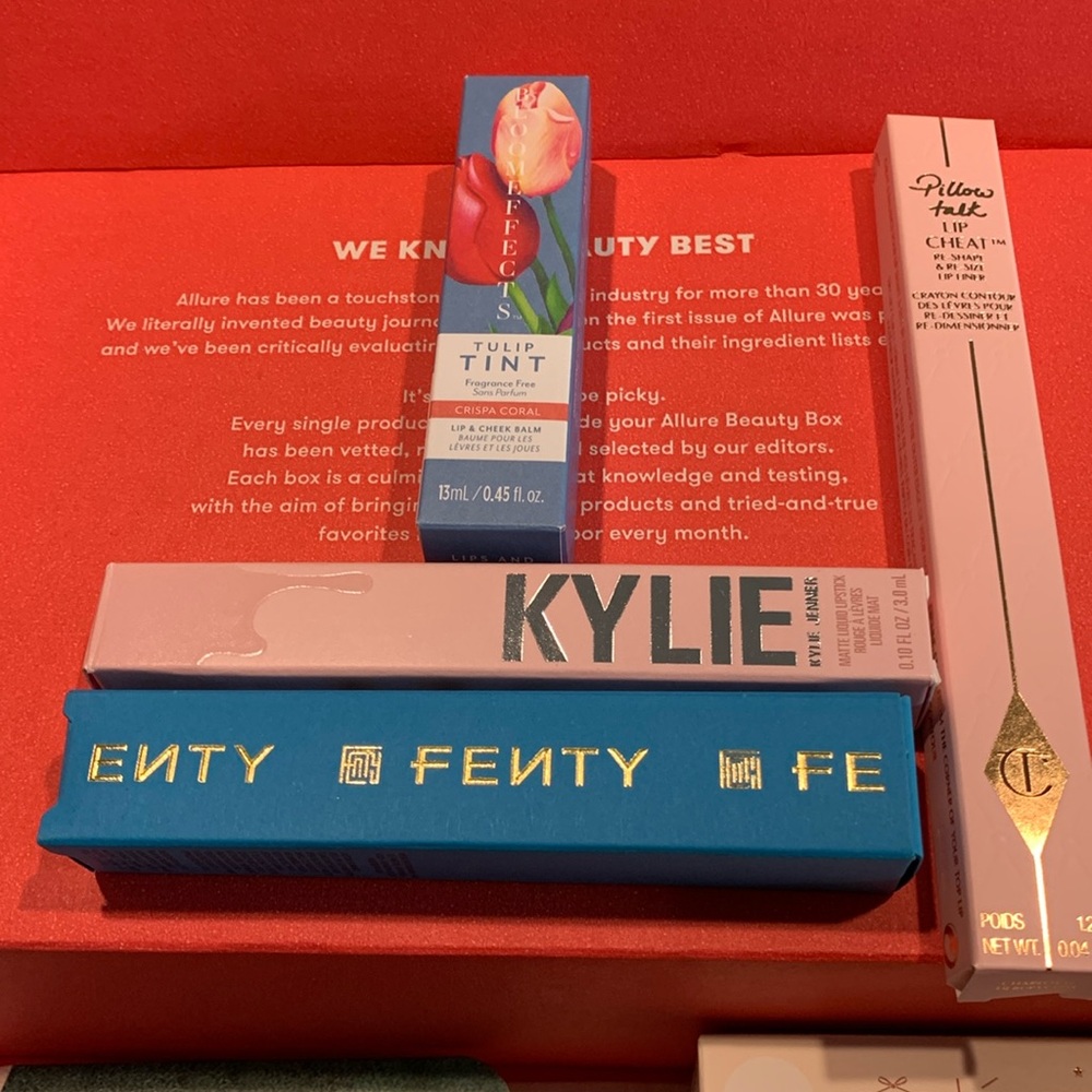 Beauty bundle - Lip, perfume, powder from Allure box